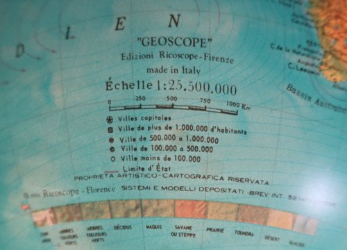Globe terrestre sur pied