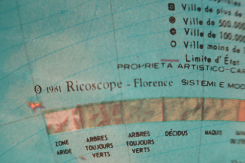 Globe terrestre sur pied