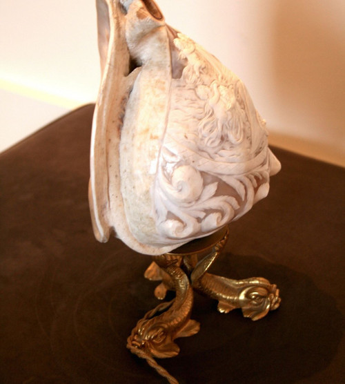Lampe Coquillage, façon Camé sur pieds en bronze, façon 19ème