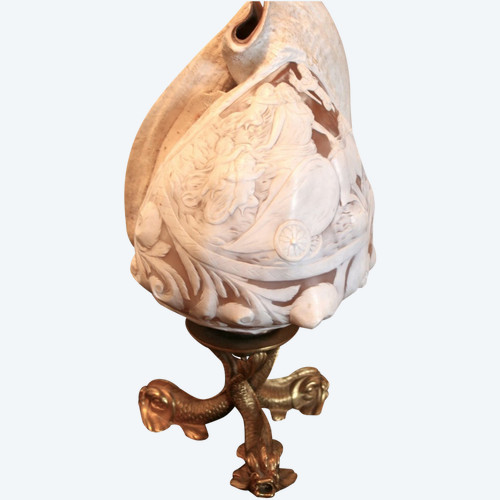 Lampe Coquillage, façon Camé sur pieds en bronze, façon 19ème
