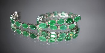 Bracciale in oro con smeraldi e diamanti