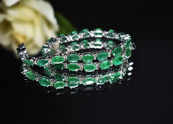 Bracciale in oro con smeraldi e diamanti