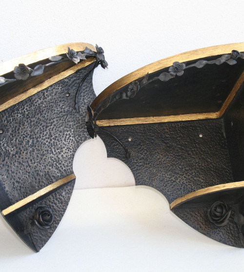 Paire de petites consoles d'angle, fer forgé et doré, signées, Vers 1925