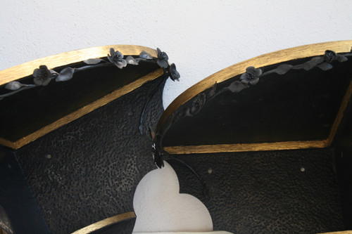 Paire de petites consoles d'angle, fer forgé et doré, signées, Vers 1925