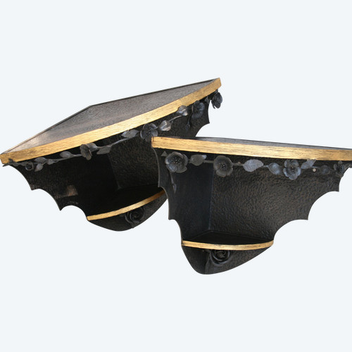 Paire de petites consoles d'angle, fer forgé et doré, signées, Vers 1925