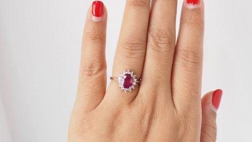Margeritenring aus Weißgold, ovaler Rubin und Diamanten