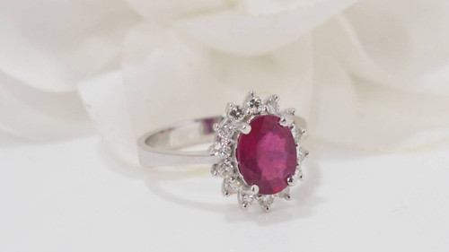 Margeritenring aus Weißgold, ovaler Rubin und Diamanten