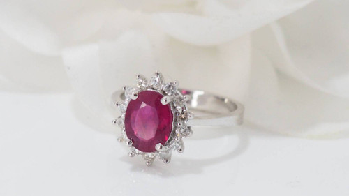 Margeritenring aus Weißgold, ovaler Rubin und Diamanten