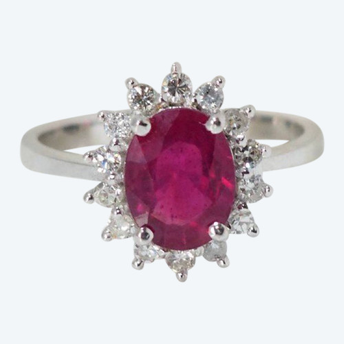 Margeritenring aus Weißgold, ovaler Rubin und Diamanten