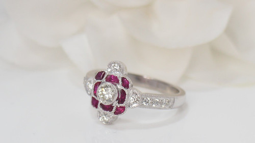 Anello In Oro Bianco, Rubini Calibrati E Diamanti