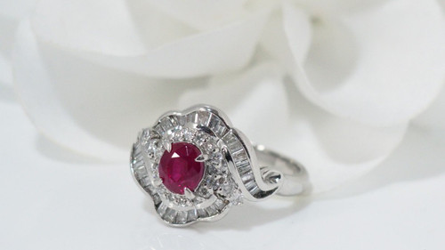 Bague Entourage En Platine, Rubis Ovale Et Diamants