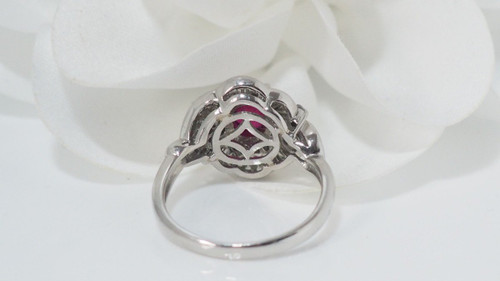 Bague Entourage En Platine, Rubis Ovale Et Diamants