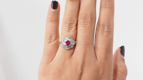 Bague Entourage En Platine, Rubis Ovale Et Diamants