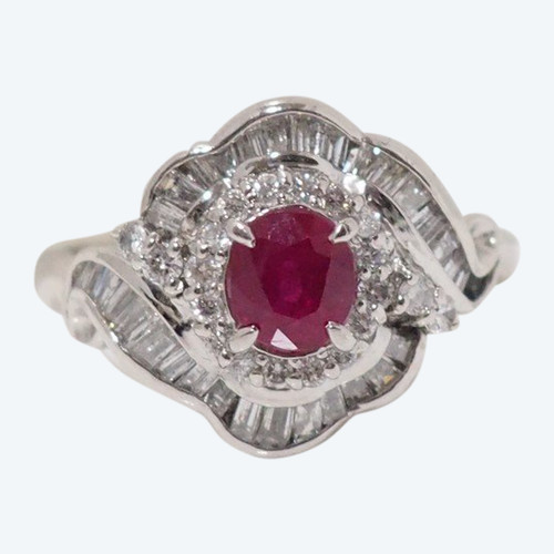 Bague Entourage En Platine, Rubis Ovale Et Diamants
