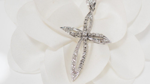 Kreuzanhänger aus Palladium und Diamanten