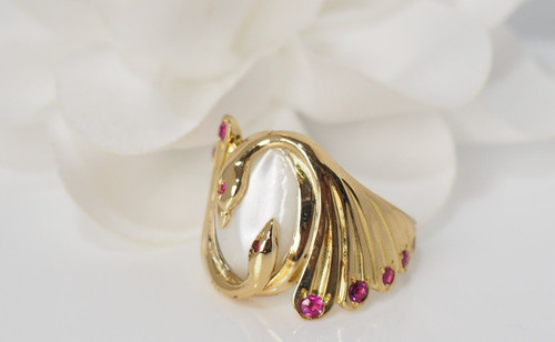 Anello in oro giallo, pietra di luna e rubino
