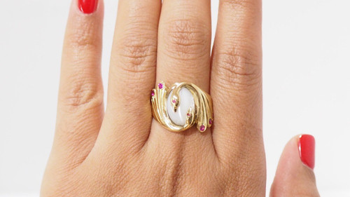 Anello in oro giallo, pietra di luna e rubino