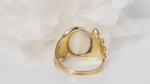 Anello in oro giallo, pietra di luna e rubino