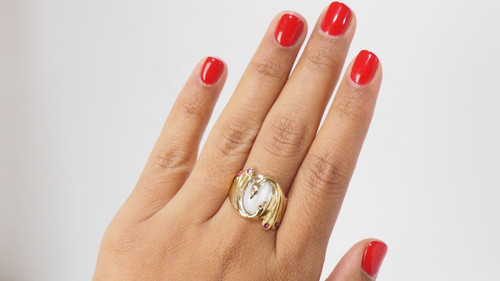 Anello in oro giallo, pietra di luna e rubino