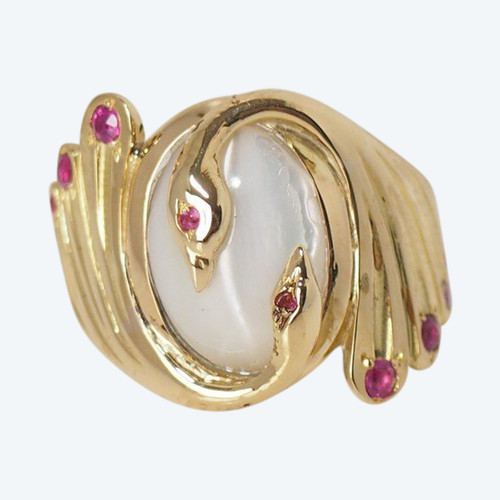 Anello in oro giallo, pietra di luna e rubino