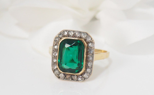 Pompadour-Ring aus Gelbgold, grünem Stein und Diamanten