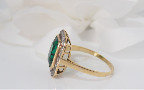 Pompadour-Ring aus Gelbgold, grünem Stein und Diamanten