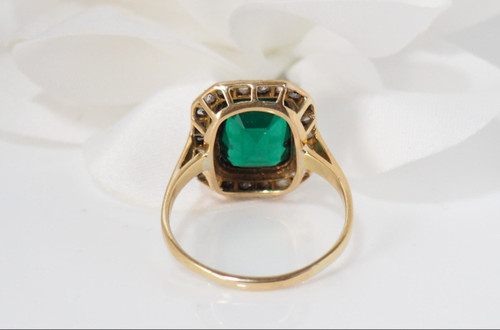 Pompadour-Ring aus Gelbgold, grünem Stein und Diamanten
