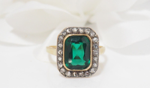 Pompadour-Ring aus Gelbgold, grünem Stein und Diamanten