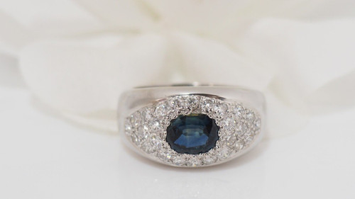 Anello A Fascia In Oro Bianco, Zaffiro Ovale E Diamanti