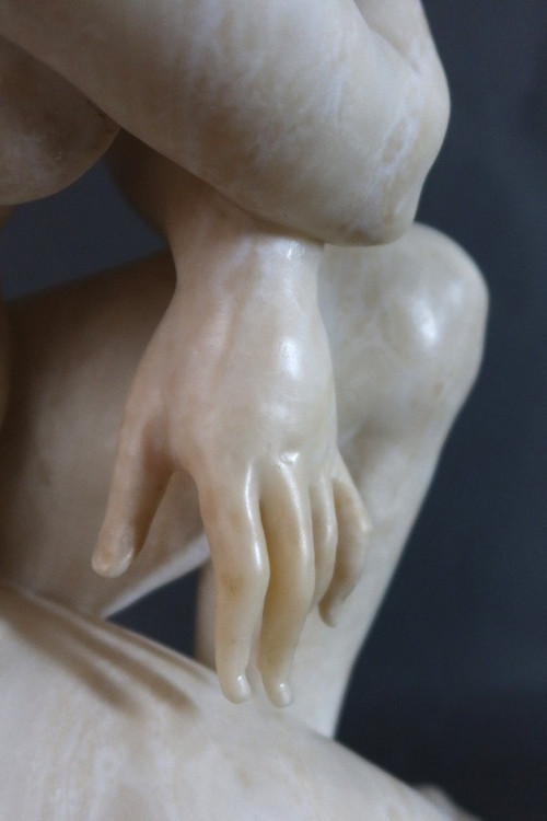Scultura in alabastro "Venere accovacciata" secondo l'antico