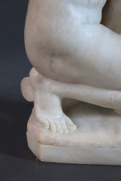 Scultura in alabastro "Venere accovacciata" secondo l'antico