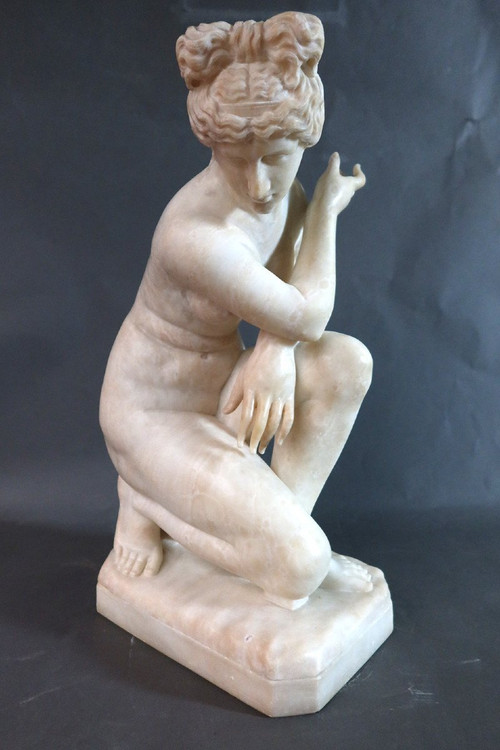 Scultura in alabastro "Venere accovacciata" secondo l'antico