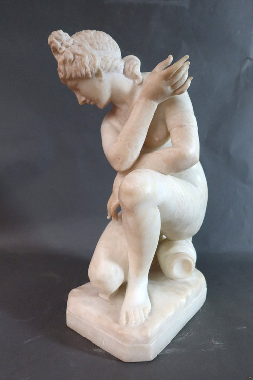 Scultura in alabastro "Venere accovacciata" secondo l'antico
