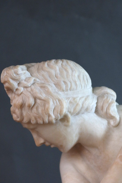 Scultura in alabastro "Venere accovacciata" secondo l'antico