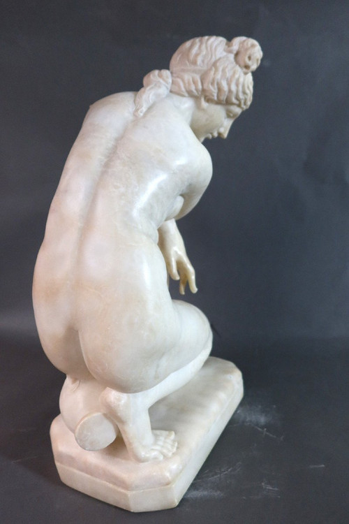 Scultura in alabastro "Venere accovacciata" secondo l'antico