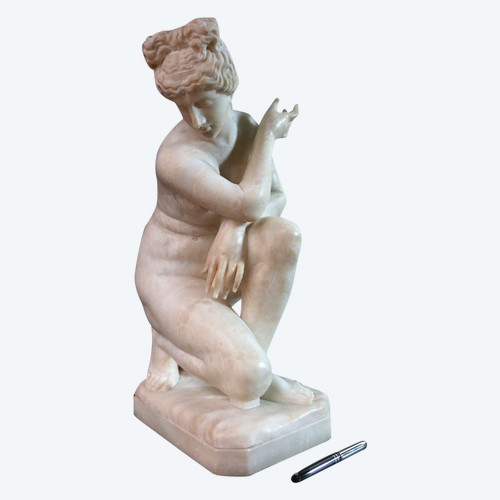 Scultura in alabastro "Venere accovacciata" secondo l'antico