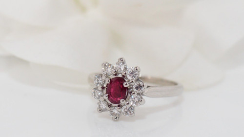 Margeritenring aus Weißgold, Rubin und Diamanten
