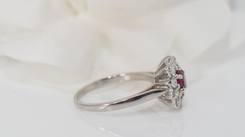 Margeritenring aus Weißgold, Rubin und Diamanten