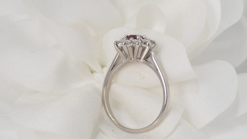 Margeritenring aus Weißgold, Rubin und Diamanten