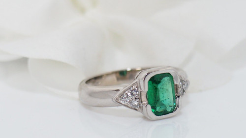 Bague En Or Blanc Ornée d'Une Emeraude Et Diamants