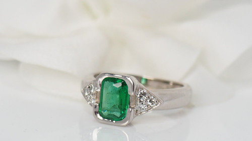 Bague En Or Blanc Ornée d'Une Emeraude Et Diamants