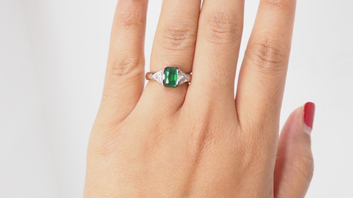 Bague En Or Blanc Ornée d'Une Emeraude Et Diamants