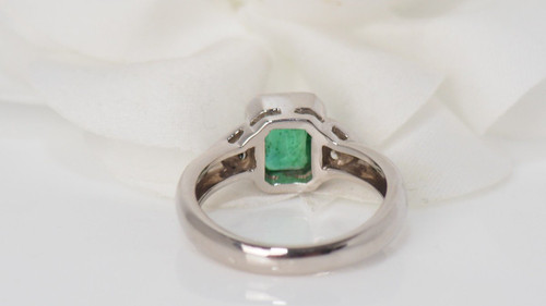 Bague En Or Blanc Ornée d'Une Emeraude Et Diamants