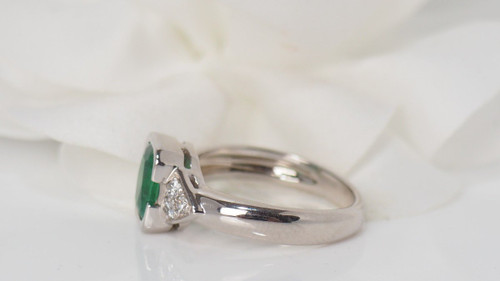 Bague En Or Blanc Ornée d'Une Emeraude Et Diamants