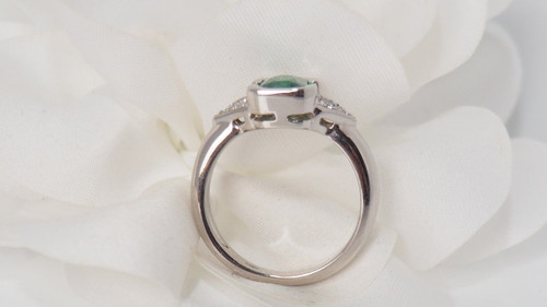 Bague En Or Blanc Ornée d'Une Emeraude Et Diamants