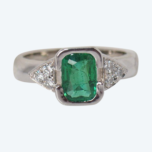 Bague En Or Blanc Ornée d'Une Emeraude Et Diamants