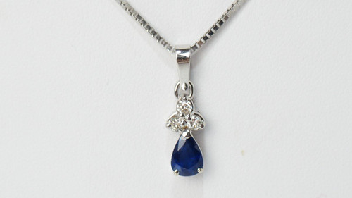 Halskette mit Anhänger aus Weißgold, Saphir und Diamanten