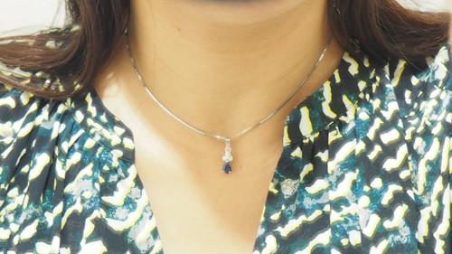 Halskette mit Anhänger aus Weißgold, Saphir und Diamanten