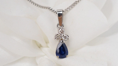 Halskette mit Anhänger aus Weißgold, Saphir und Diamanten
