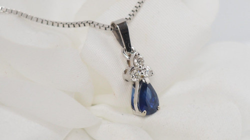 Halskette mit Anhänger aus Weißgold, Saphir und Diamanten